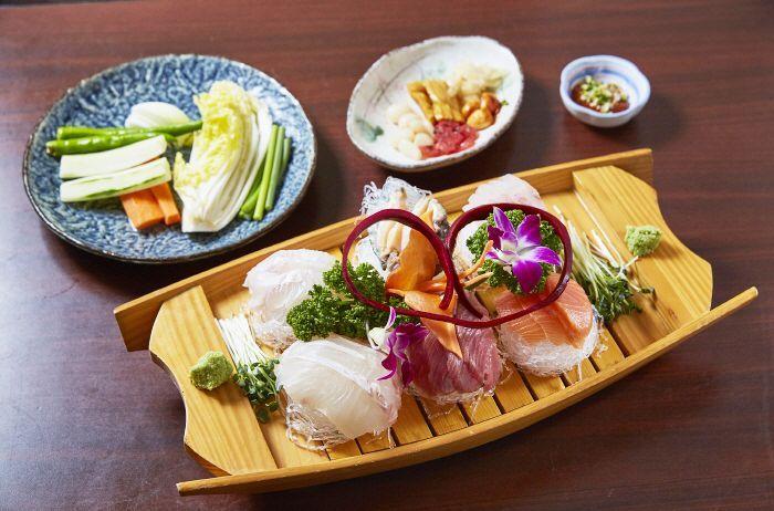 Японы шинэхэн загас сашими болон бусад амттанд үйлчилдэг амтат хоолны тавалга, байгалийн орчинтой эвхдэг зүсэгч - киберная зураг